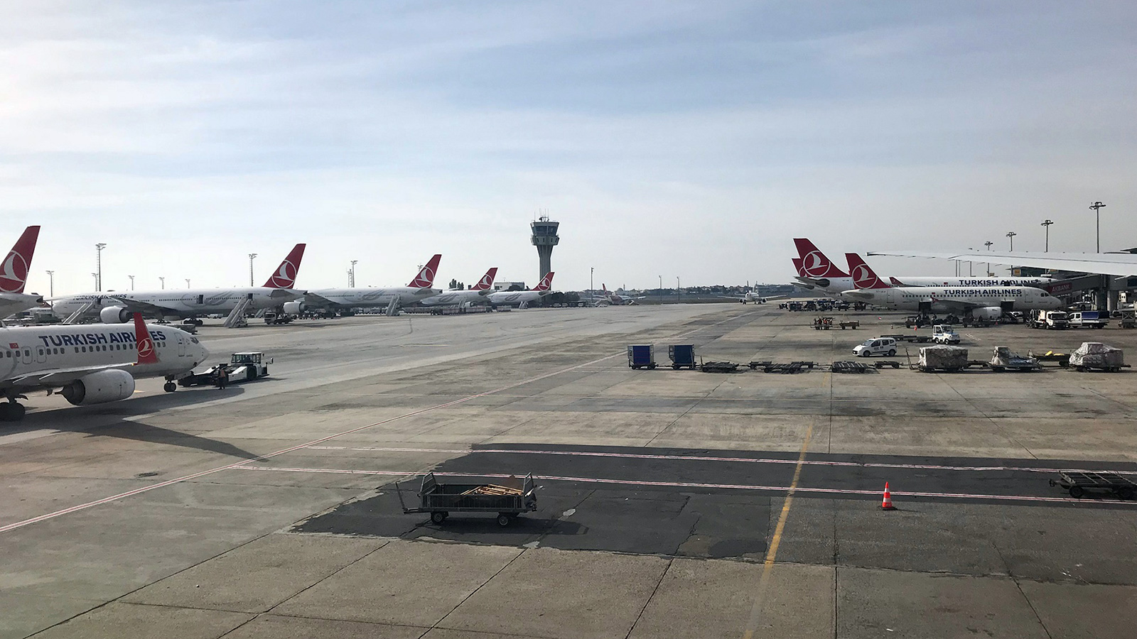 ‪طائرات من الخطوط الجوية التركية في مطار أتاتورك‬ (الجزيرة)