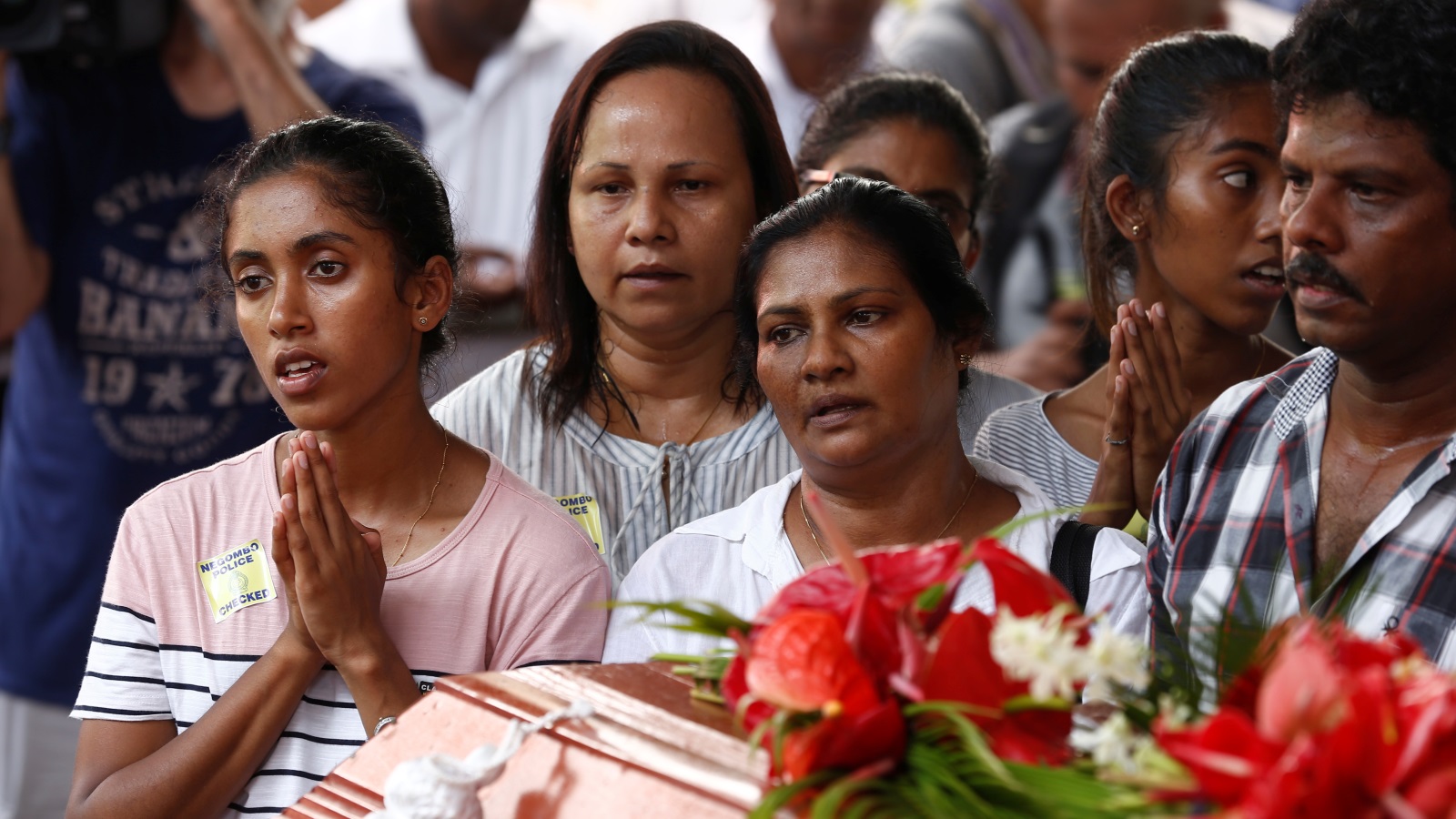 ‪مواطنون خلال مراسم تأبين ضحايا الهجمات‬  (رويترز)