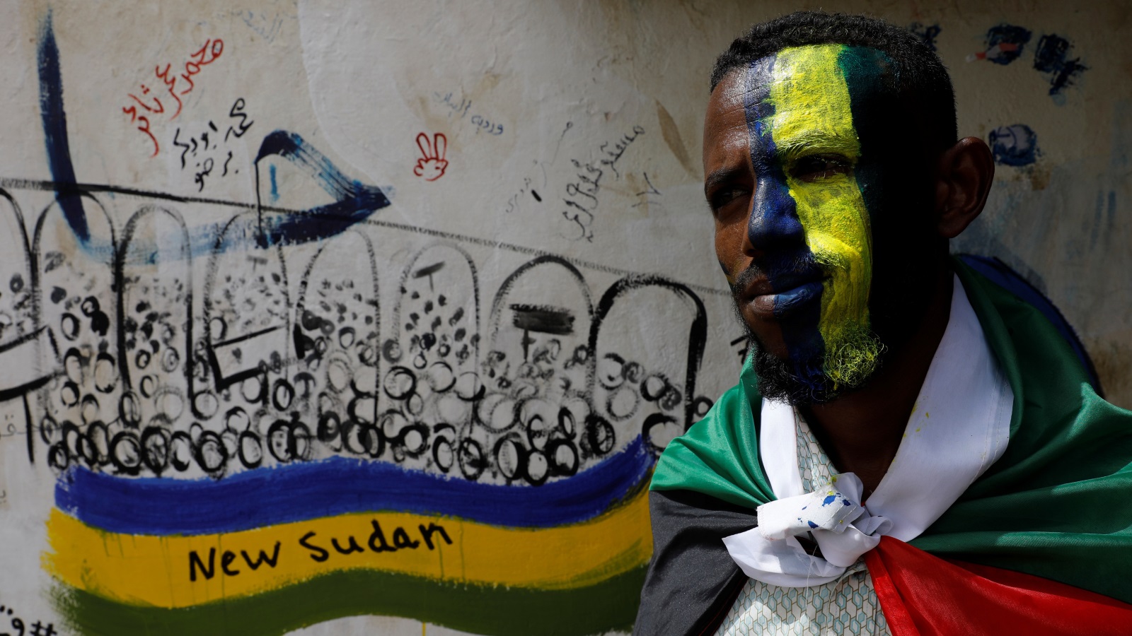 جدارية تعبر عن السودان الجديد (رويترز)