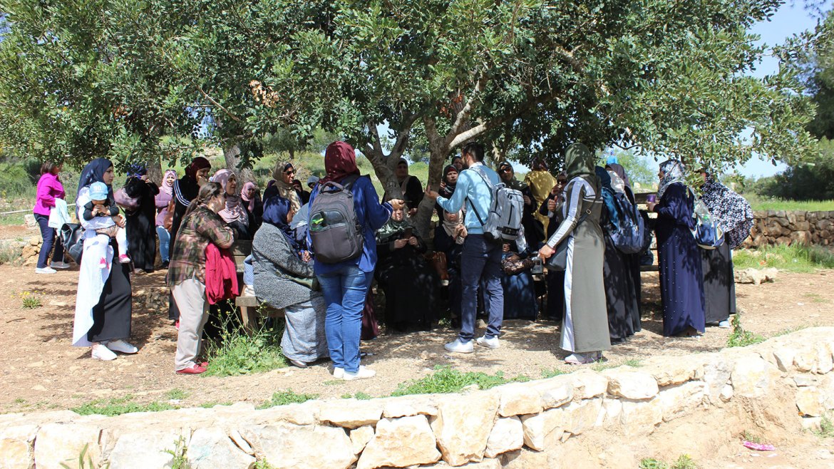 أسيل جندي، نساء مشروع فاقدات في محطتهن الأولى بقرية صطاف المهجرة غربي القدس(الجزيرة نت)