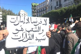 مواطنون جزائريون يرفضون التدخل الأجنبي. الجزائر العاصمة. وسط العاصمة بساحة البريد المركزي