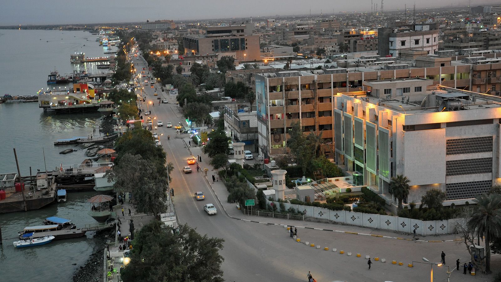 صورة عامة لمدينة البصرة (الجزيرة نت)