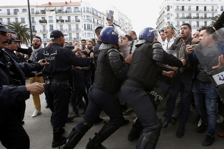 الشرطة الجزائرية تعتقل أكثر من 200 محتج "مندس"