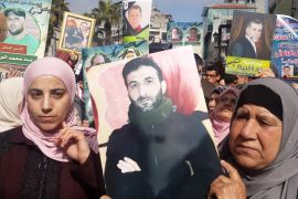 عائلات أسرى ترفع صورهم بمسيرة في رام الله تزامنا مع إضرابهم الذي استمر اسبوعا عن الطعام