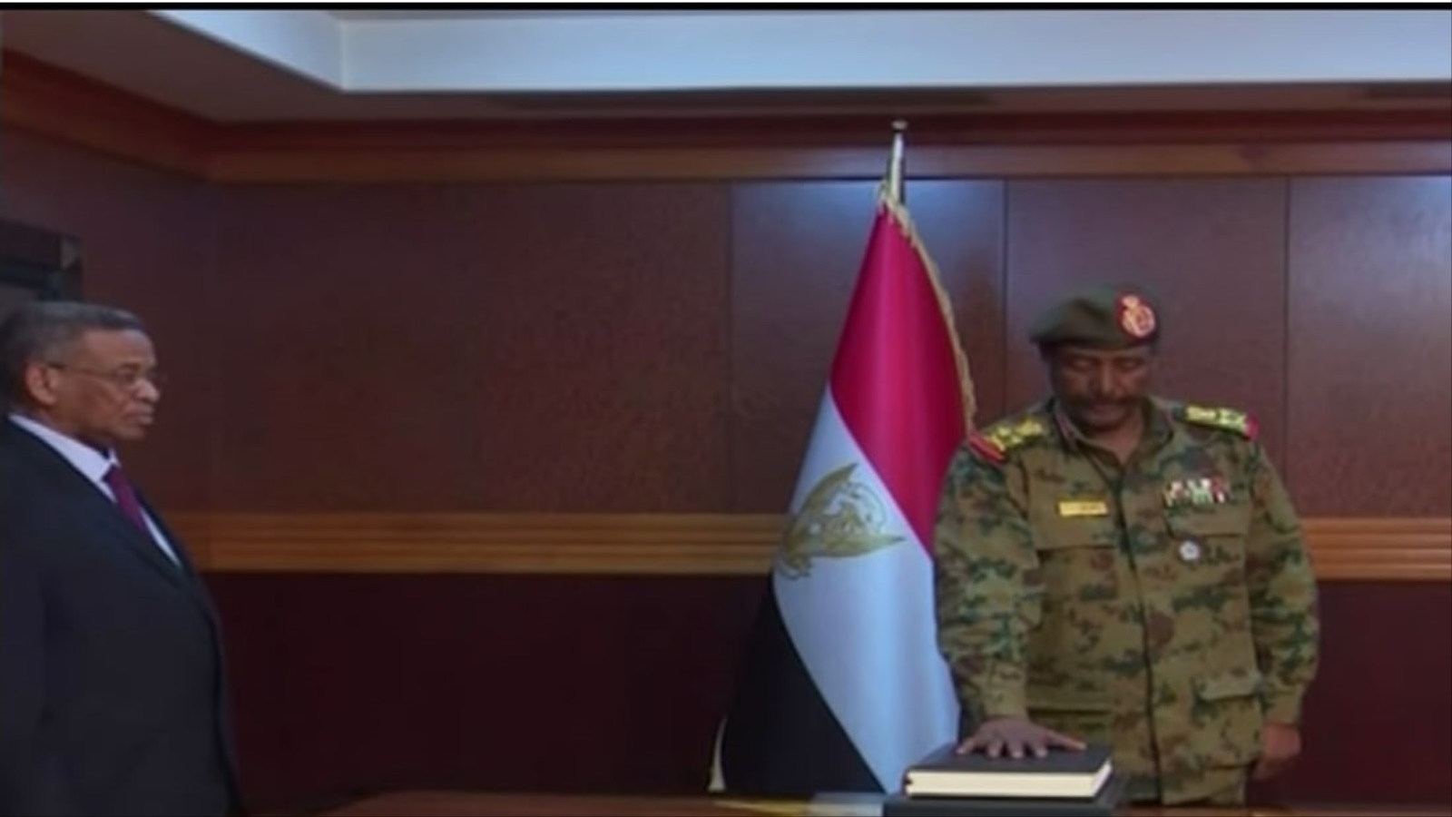 قوى إعلان الحرية والتغيير اعتبرت أن النظام السوداني يغير الوجوه من البشير إلى بن عوف إلى البرهان (وكالة الأناضول)