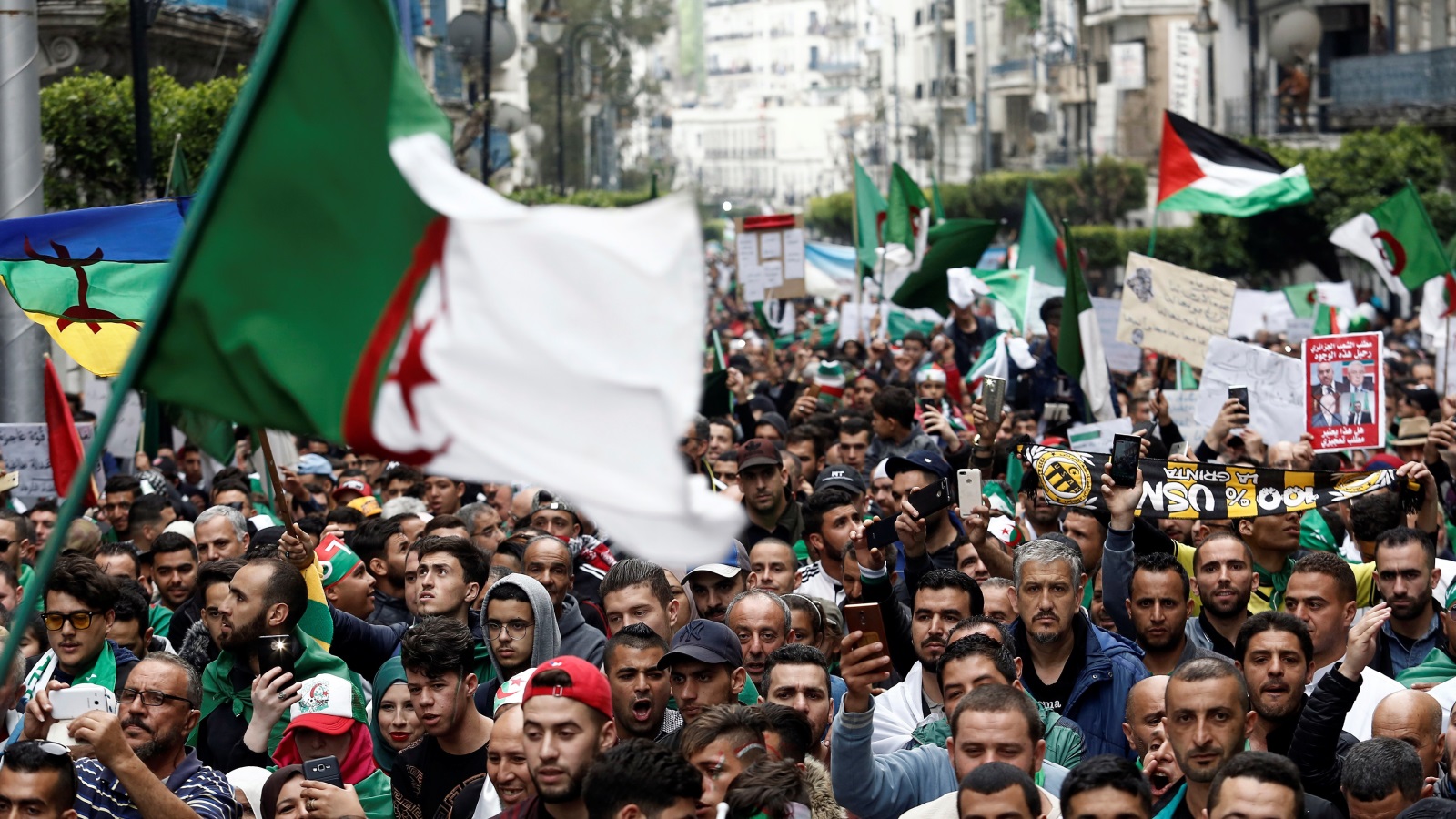 مظاهرات الجزائريين لا تخلو من العَلَم الفلسطيني (رويترز)