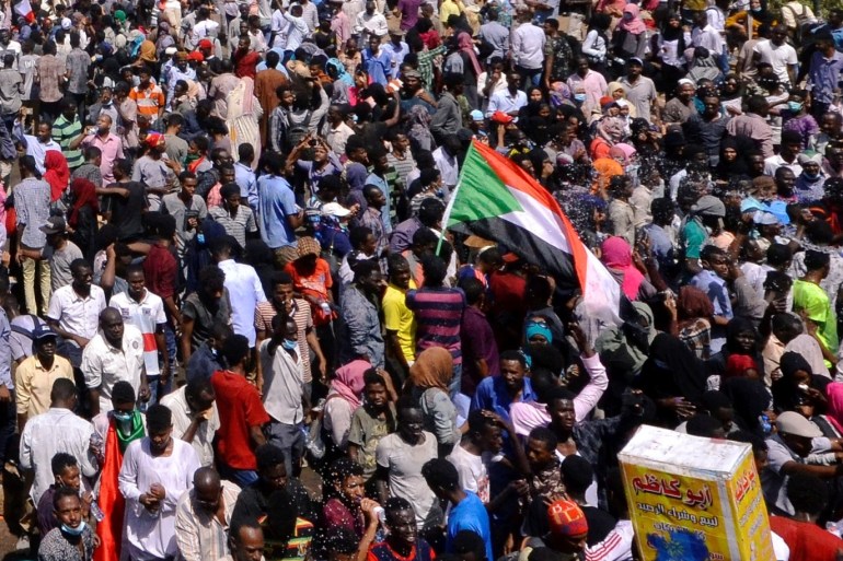 Sudanese demonstrators chant slogans and wave their national flag during a protest demanding Sudanese President Omar Al-Bashir to step down outside the defence ministry in Khartoum, Sudan April 8, 2019. REUTERS/Stringer