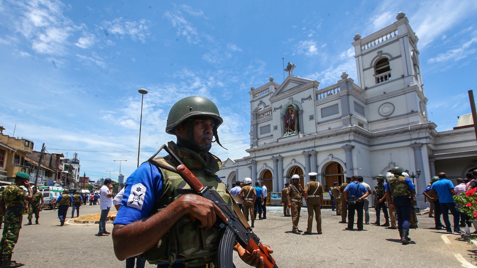 ‪قوات أمام كنيسة سان أنتوني التي كانت هدفا لأحد التفجيرات‬ (غيتي)