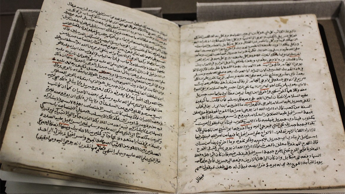 مخطوطات تاريخية يعرضها مركز ترميم المخطوطات في المسجد الأقصى بعد انتهاء فريق العمل من ترميمها.