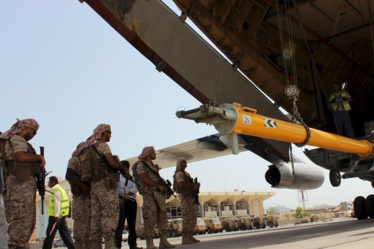 Soldiers from the United Arab Emirates stand guard as military equipment are being unloaded from a UAE military plane at the airport of Yemen's southern port city of Aden August 12, 2015. Soldiers from the United Arab Emirates, at the head of a Gulf Arab coalition fighting Iran-allied Houthi forces in Yemen, are preparing for a long, tough ground war from their base in the southern port of Aden. Picture taken August 12, 2015. REUTERS/Nasser Awad