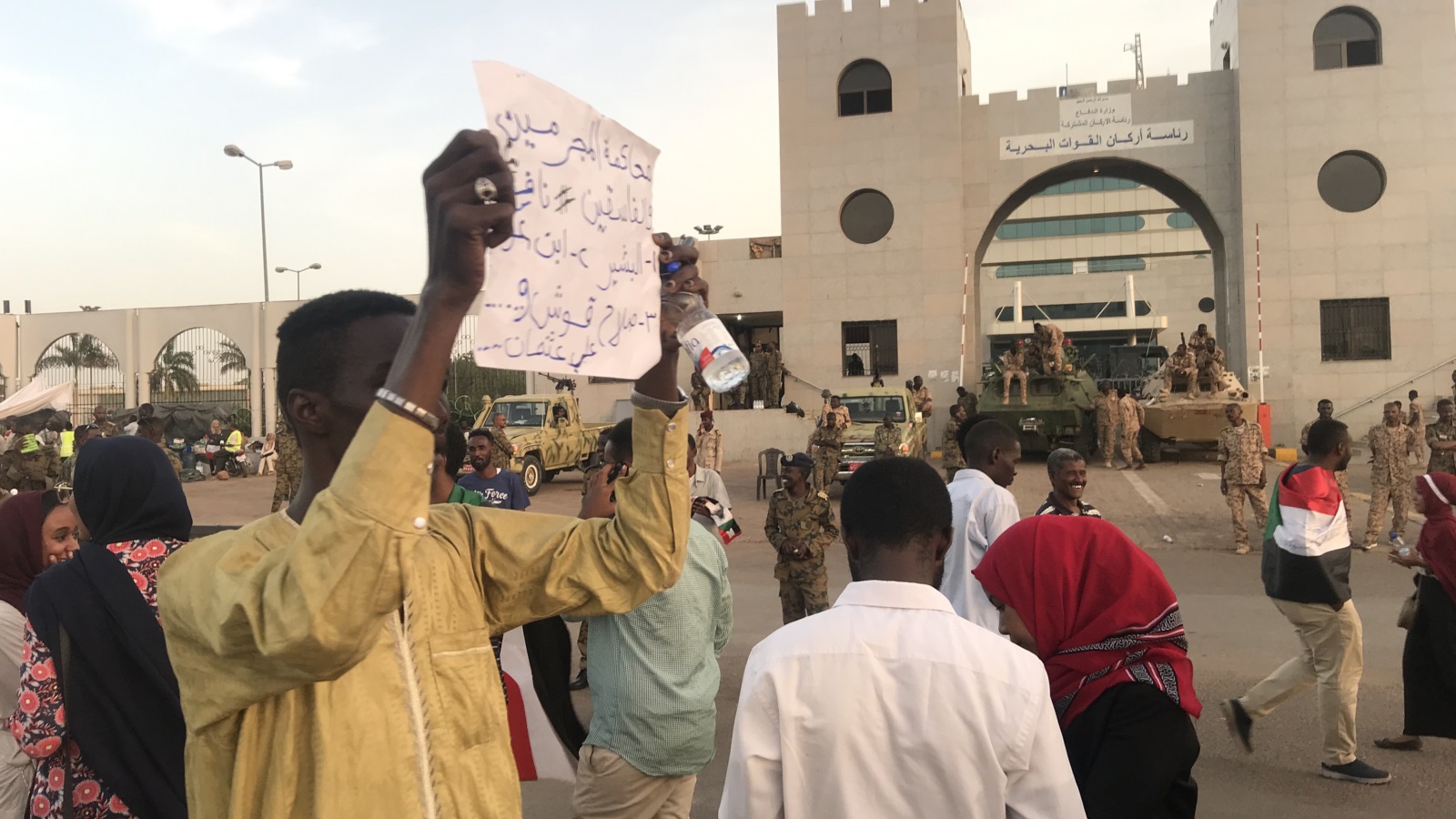 ‪محتجون أمام رئاسة أركان القوات البحرية بالخرطوم يواصلون المطالبة بتسليم السلطة للمدنيين‬ (وكالة الأناضول)