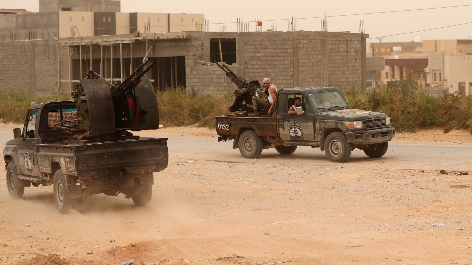 ‪قوات تابعة لحكومة الوفاق قرب جبهة قتال مع قوات حفتر في منطقة عين زارة جنوب طرابلس‬ (رويترز)