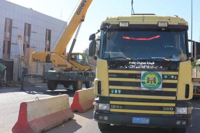وضع الحواجز في شاحنات تمهيدا لوضعها في محيط العاصمة بغداد.