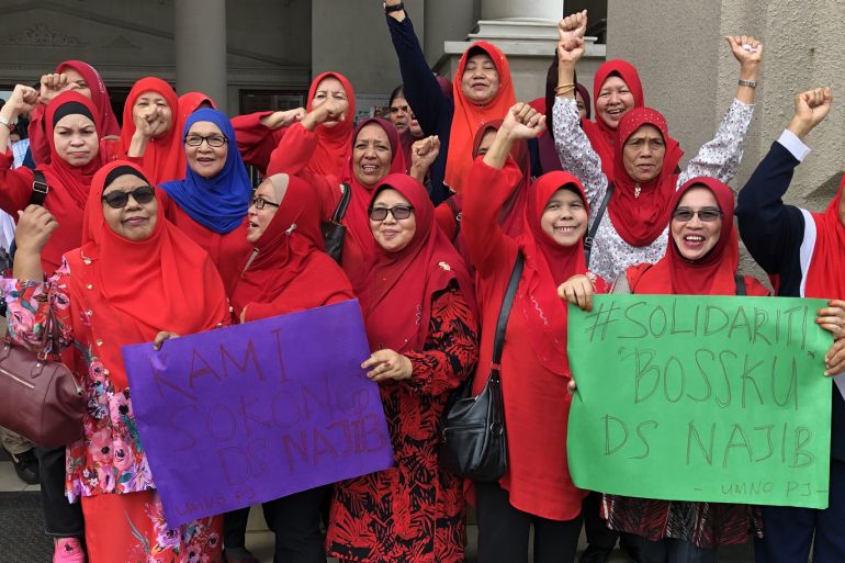 نساء من أنصار نجيب تجمعن أمام مبنى المحكمة وهتفن باسمه