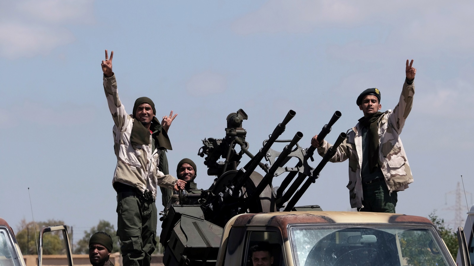 ‪(رويترز)‬ قوات تابعة لحكومة الوفاق أثناء معارك ضد قوات حفتر