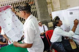epa07511302 An election official holds a ballot during vote counting at a polling station in Denpasar, Bali, Indonesia, 17 April 2019. More than 192 million Indonesians will cast their votes to elect the president, vice president and members of the House of Representatives as well as Regional Representative Council. EPA-EFE/MADE NAGI