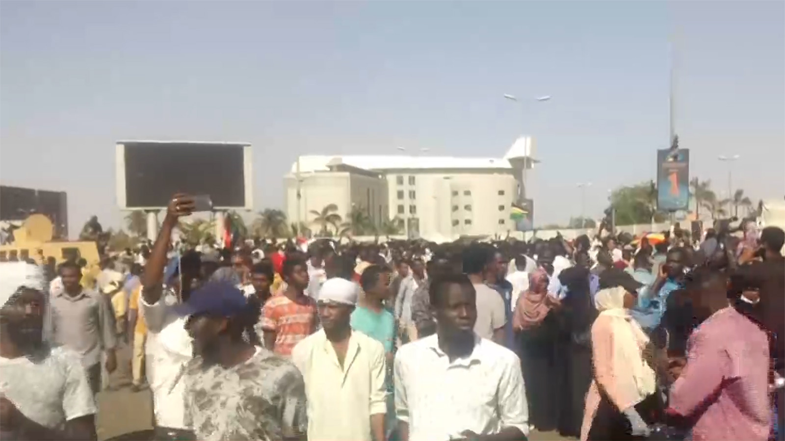 ‪تواصل الاعتصام أمام قيادة الجيش بالخرطوم والمتظاهرون متمسكون بمطالبهم‬ (الجزيرة)