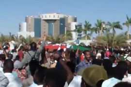المتظاهرون السودانيون يستنجدون بالجيش لإسقاط البشير