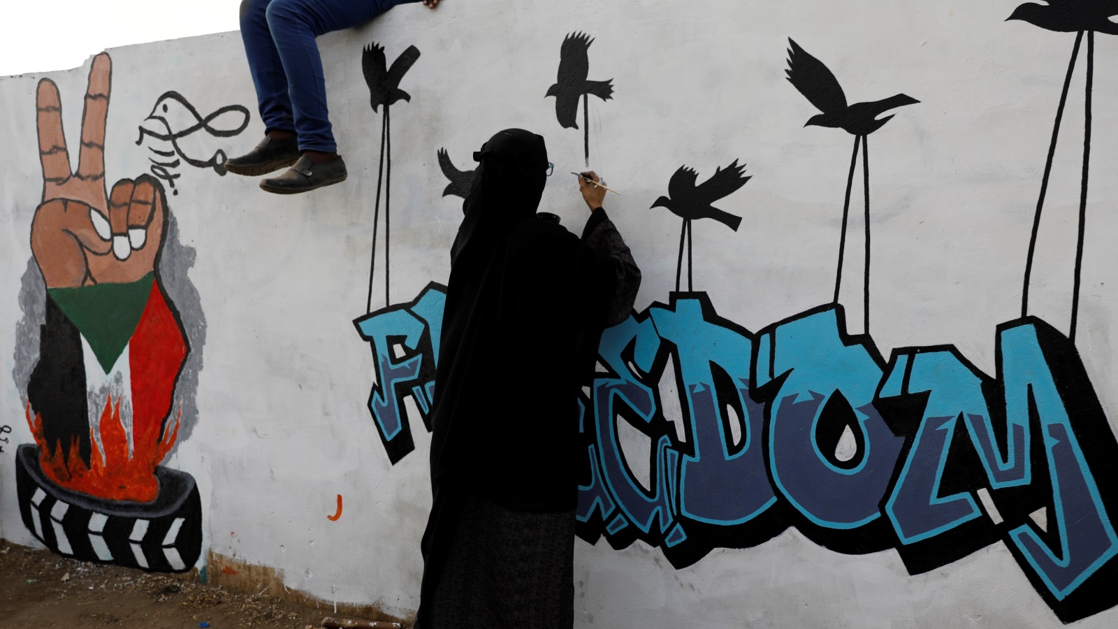 جدارية لفتاة تجسد أحلام الثورة في التغيير والحرية (رويترز)