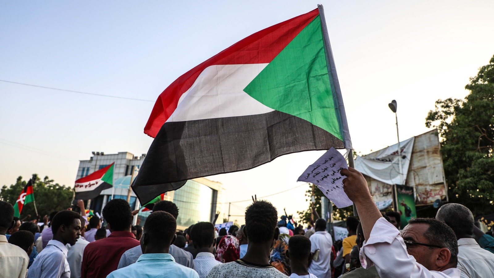 ‪المعتصمون ضد حكم المجلس العسكري بوسط الخرطوم اليوم‬ (الأناضول)