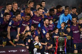 BARCELONA, SPAIN - APRIL 27: The FC Barcelona players pose with the La Liga trophy following their victory in the La Liga match between FC Barcelona and Levante UD at Camp Nou on April 27, 2019 in Barcelona, Spain. (Photo by David Ramos/Getty Images)