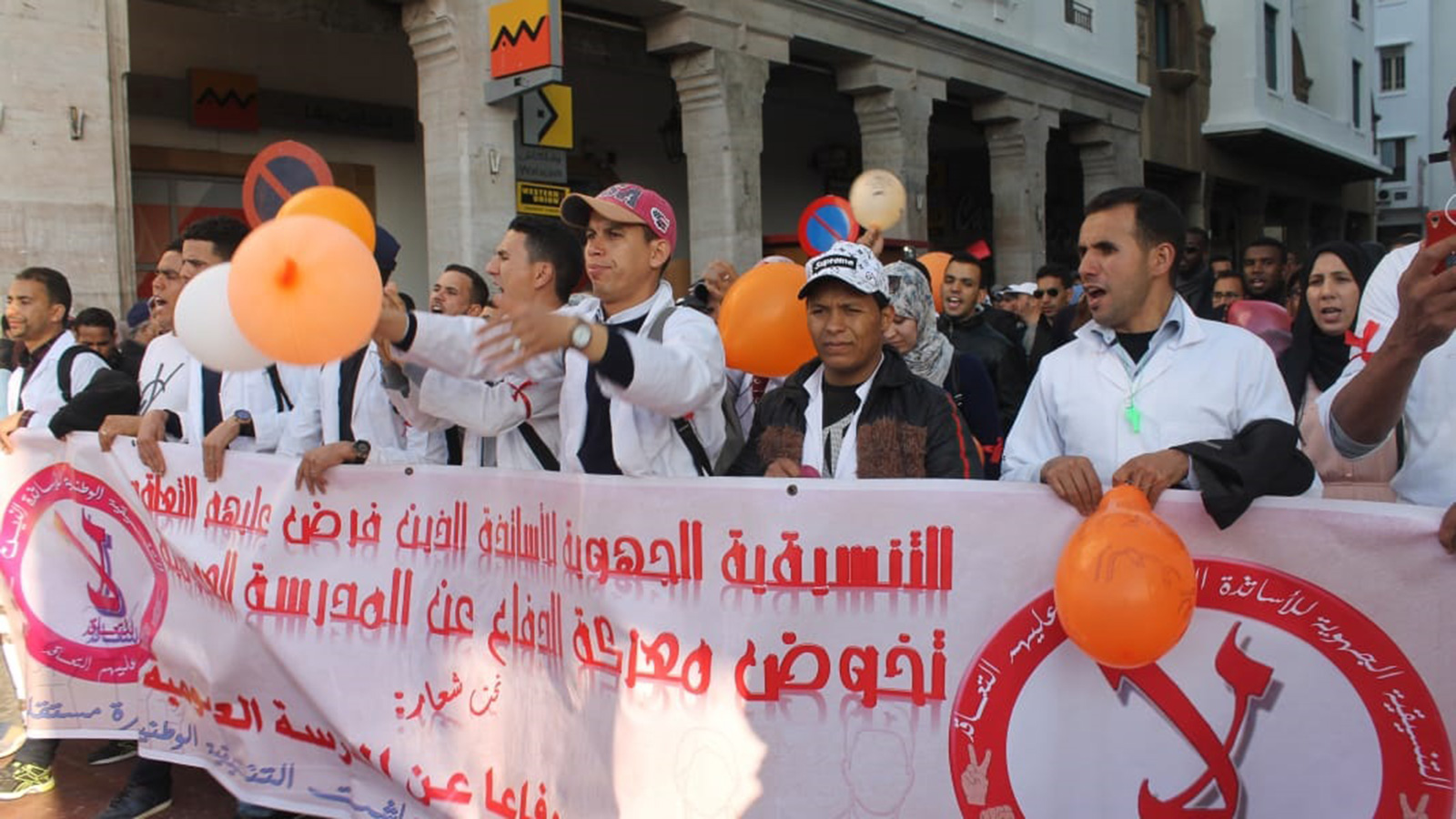 ‪جانب من احتجاجات الأساتذة المتعاقدين بالمغرب‬ (الجزيرة)
