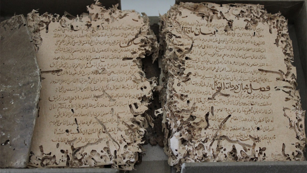 مخطوطات تاريخية مختلفة قبل دخولها لمراحل الترميم