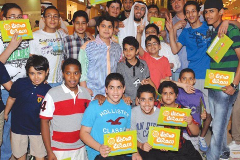 الدكتور محمد العوضي المشرف العام على الحملة متوسطا مجموعة من الشباب في حملة سابقة