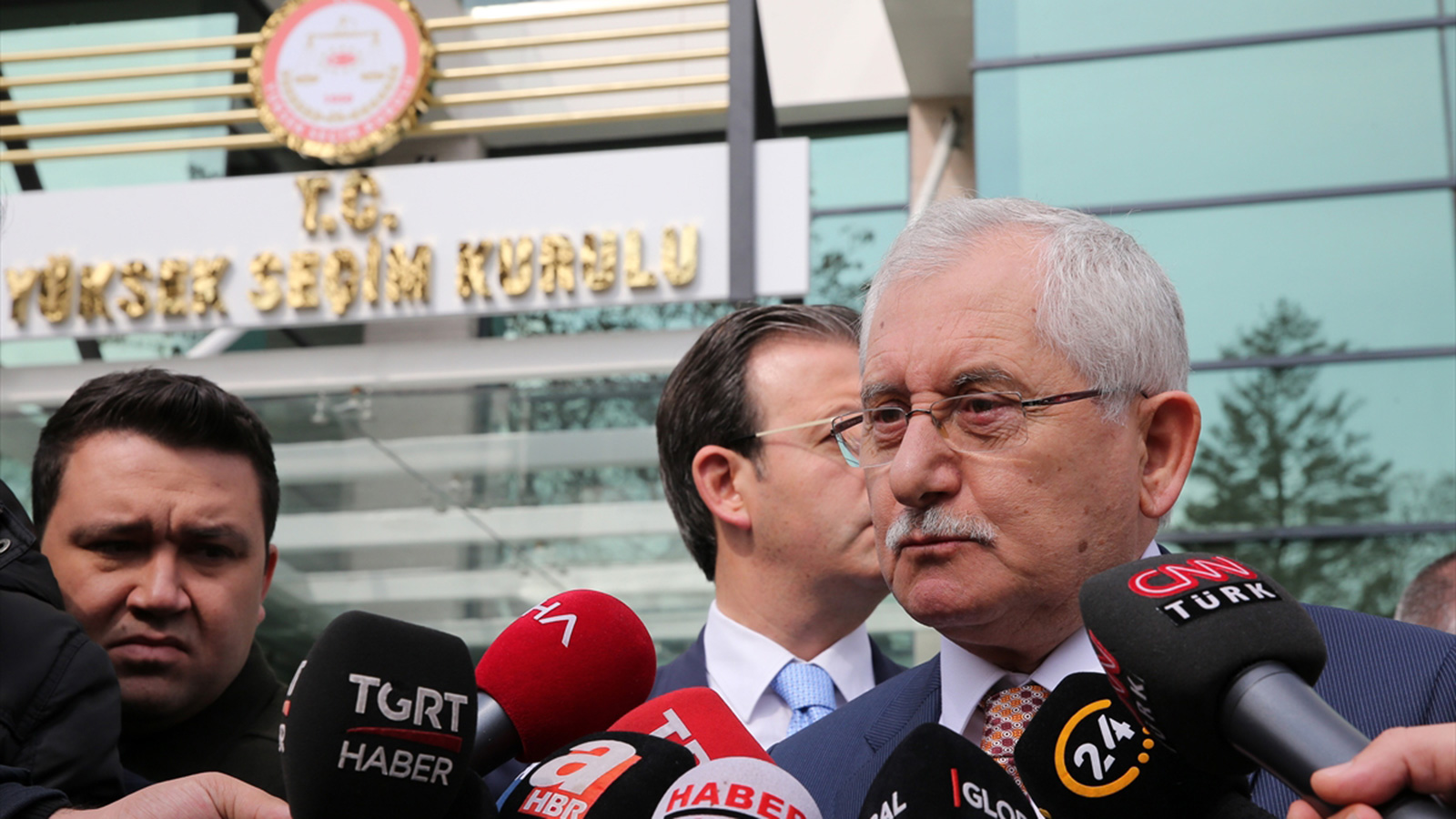 ‪رئيس لجنة الانتخابات في تركيا أثناء إعلانه النتائج الأولية في انتخابات إسطنبول‬ (الأناضول)
