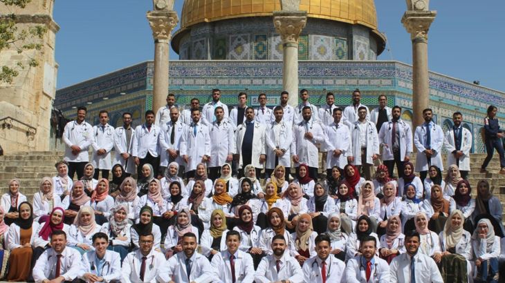 طلاب كلية الطب يؤدون القَسم بالمسجد الأقصى