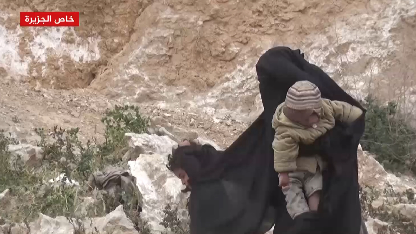 ‪خلال خروج مقاتلي تنظيم الدولة وعائلاتهم من آخر معاقلهم شرقي سوريا‬ (الجزيرة-أرشيف)