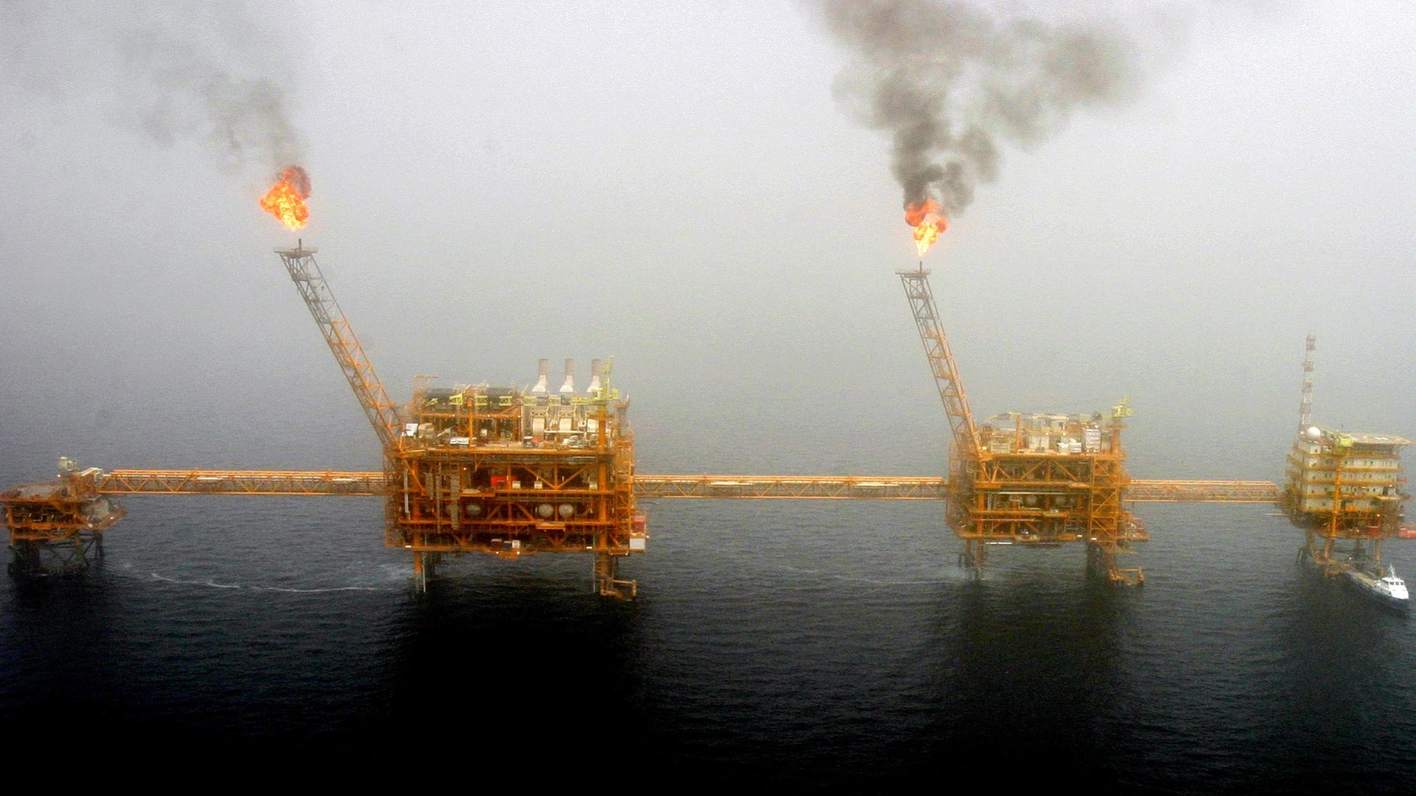 ‪(رويترز)‬ واشنطن طالبت بأن يوقف مشترو النفط الإيراني وارداتهم بحلول أول مايو/أيار أو أنهم سيواجهون عقوبات