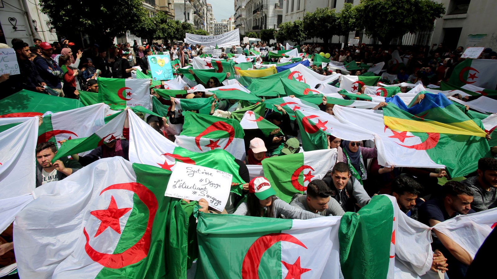 حراك الجزائريين مستمر منذ 22 فبراير/شباط الماضي (رويترز)