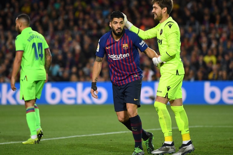 BARCELONA, SPAIN - APRIL 27: Aitor Fernandez of Levante UD speaks with Luis Suarez of FC Barcelona during the La Liga match between FC Barcelona and Levante UD at Camp Nou on April 27, 2019 in Barcelona, Spain. (Photo by David Ramos/Getty Images)