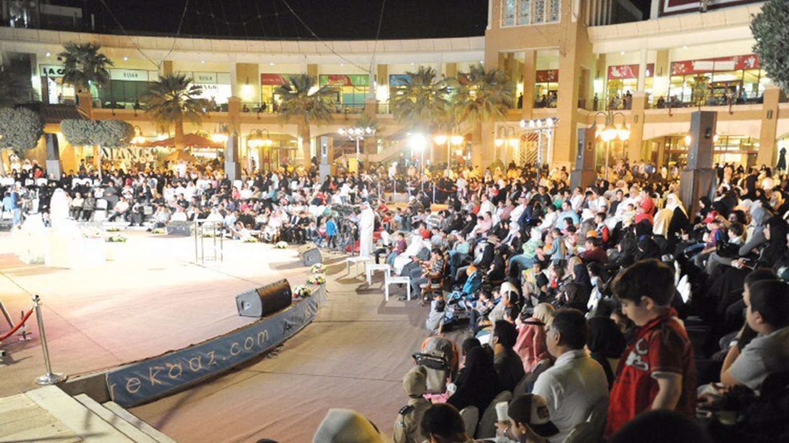 إحدى الفعاليات الجماهيرية لمؤسسة ركاز بسوق شرق في الكويت(الجزيرة نت)
