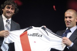 Former soccer stars Zinedine Zidane (R) of France and Enzo Francescoli of Uruguay present the new jersey of Argentine soccer team River Plate in Buenos Aires, March 18, 2008. REUTERS/DyN-Luciano Thieberger (ARGENTINA)
