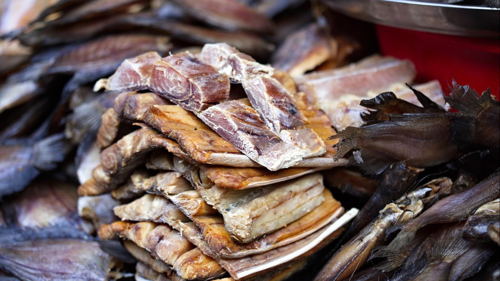 ‪تعد الأسماك المملحة والمجففة من الأطباق الشائعة في المطبخ الفلبيني‬ (بيكسابي)