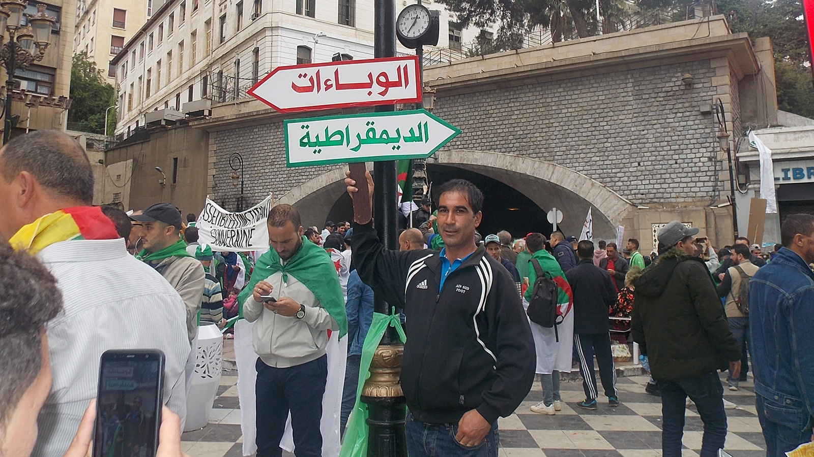 متظاهر في ساحة موريس أودان وسط الجزائر العاصمة (الجزيرة)