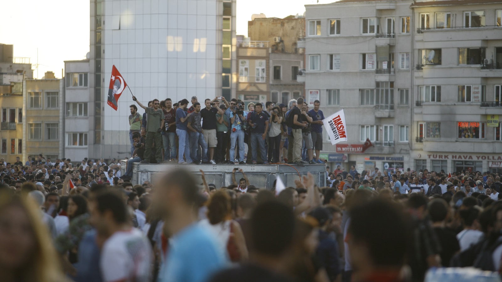 ‪احتجاج عام 2013 في ساحة تقسيم على مشروع لبلدية إسطنبول لإزالة حديقة غيزي‬ (غيتي)