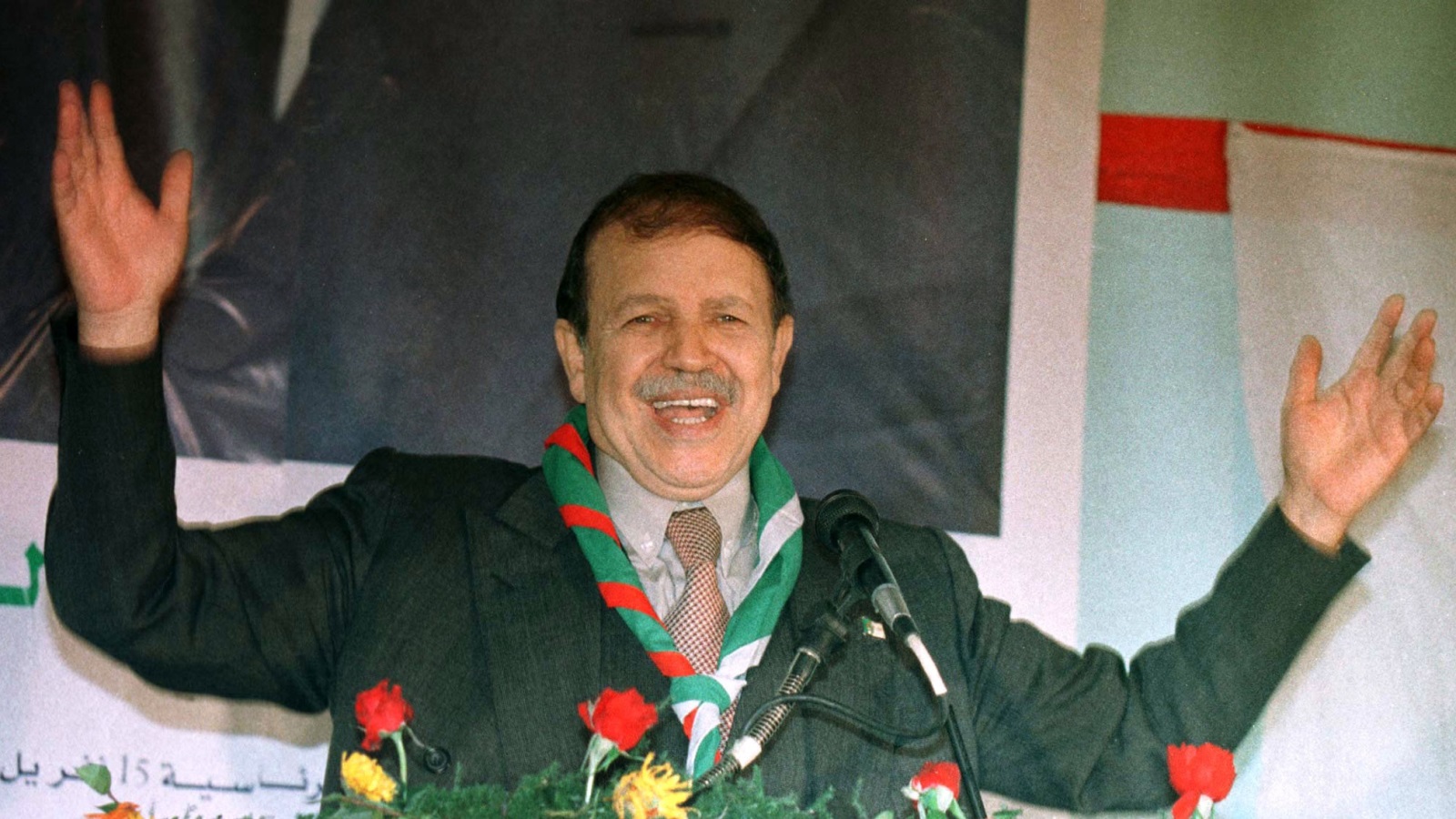 ‪(رويترز)‬ خلال حملته الانتخابية قبل خوض غمار الرئاسة بانتخابات 1999