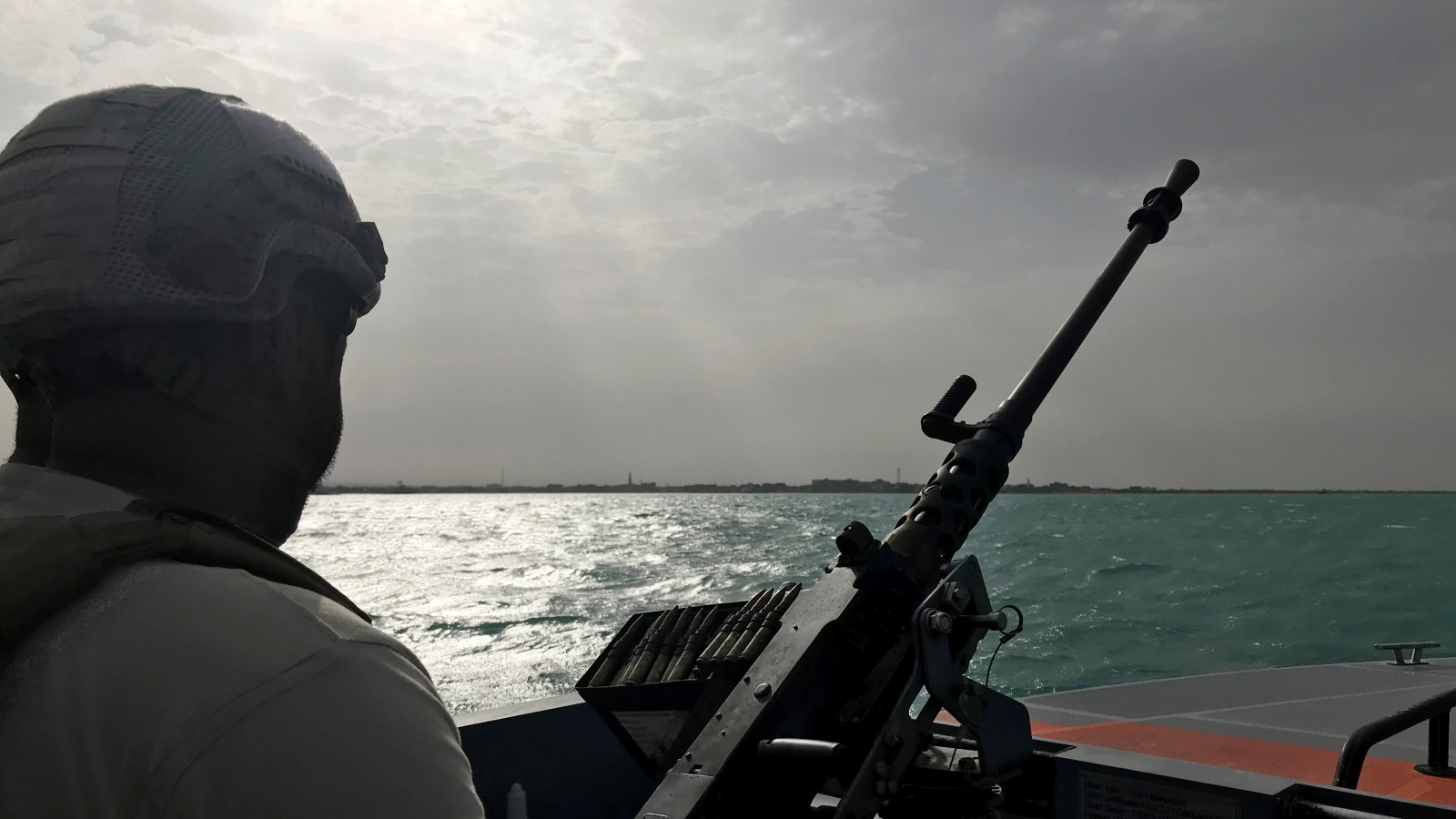 ‪جندي من البحرية الإماراتية أثناء دورية قرب ميناء المخا اليمني في البحر الأحمر‬ (رويترز)