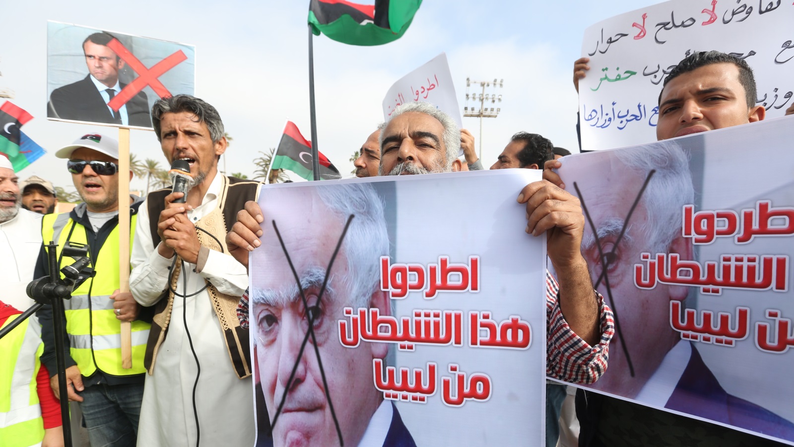 ‪متظاهرون في طرابلس ينددون بعدوانية حفتر‬ (الأناضول)
