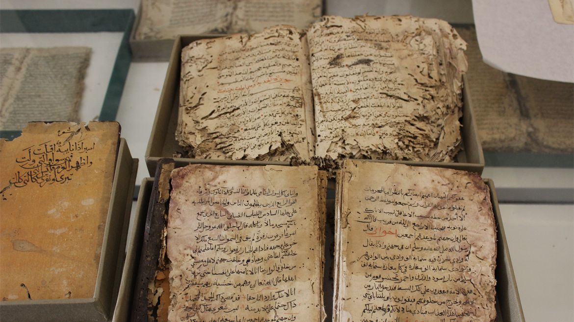 مخطوطات تاريخية مختلفة قبل دخولها لمراحل الترميم