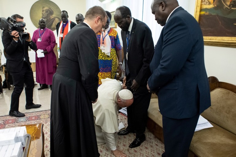 Pope Francis kneels to kiss feet of the President of South Sudan Salva Kiir at the end of a two day Spiritual retreat with South Sudan leaders at the Vatican, April 11, 2019. Vatican Media/­Handout via REUTERS ATTENTION EDITORS - THIS IMAGE WAS PROVIDED BY A THIRD PARTY.