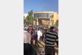 المتظاهرون يقتحمون قصر الضيافة في الخرطوم