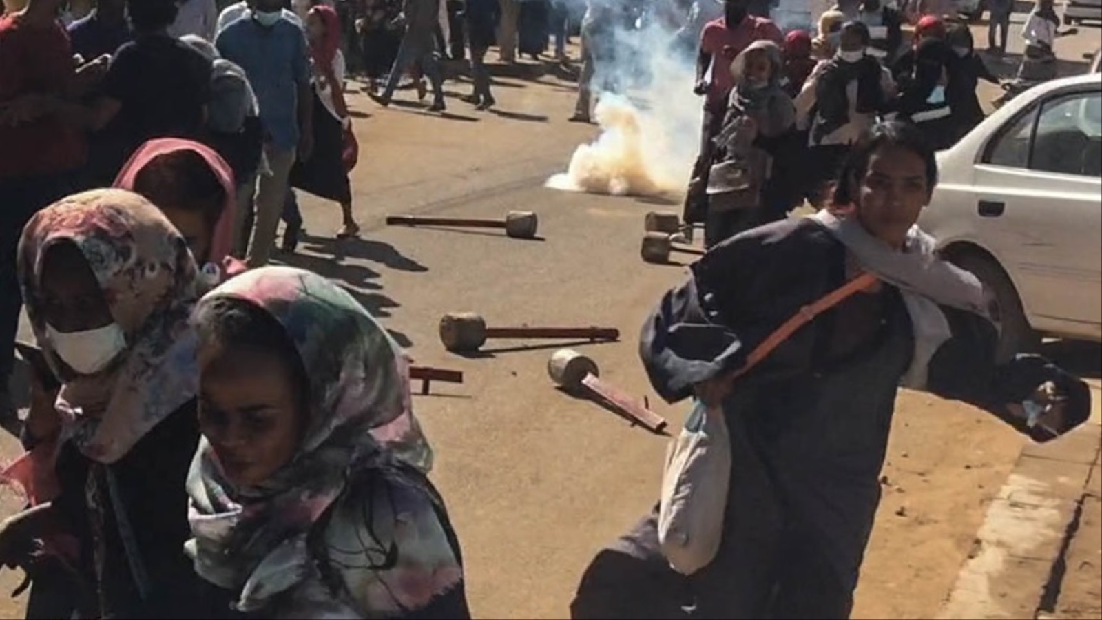 ‪قوات الأمن السودانية تستخدم الغاز المدمع لتفريق متظاهرين بالخرطوم في وقت سابق‬ (الأناضول)