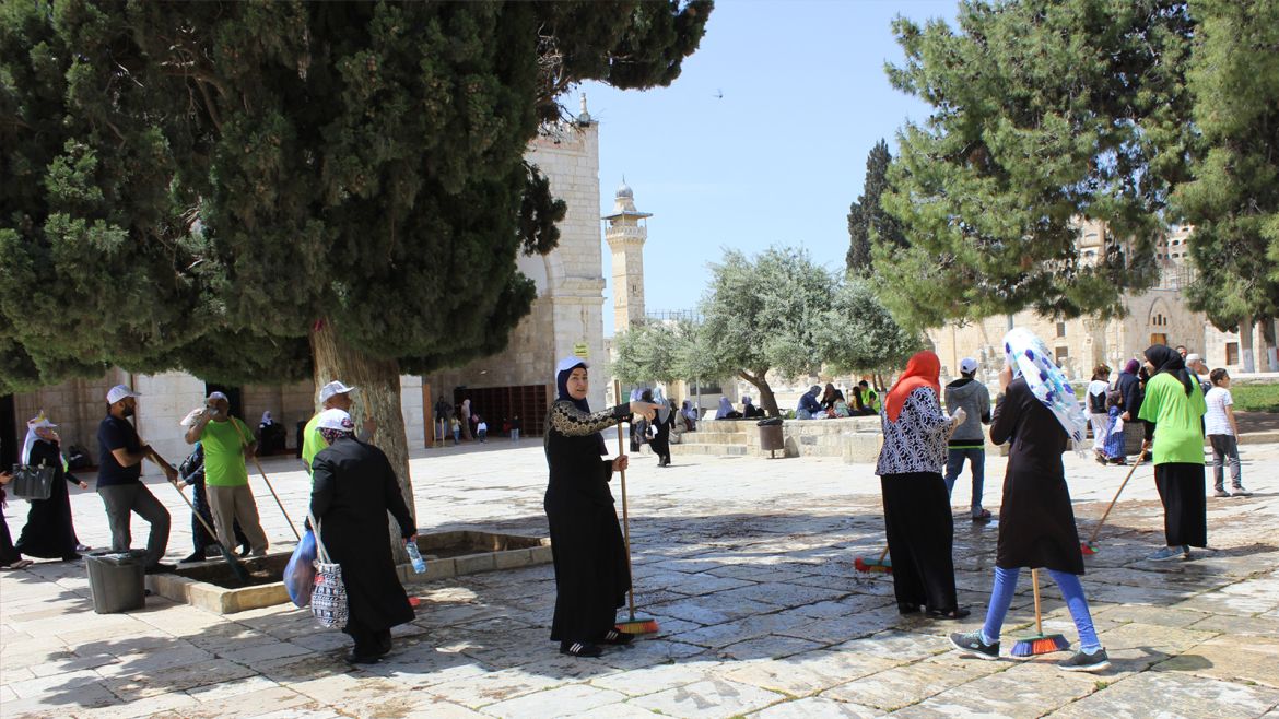 31-نساء مشاركات بالمعسكر ينظفن الساحة الأمامية للمصلى القبلي