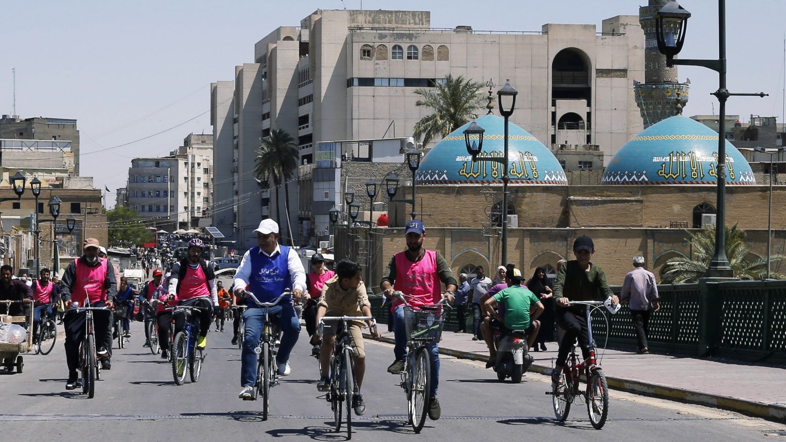 الدراجون خلال جولة بين معالم بغداد التاريخية (رويترز)