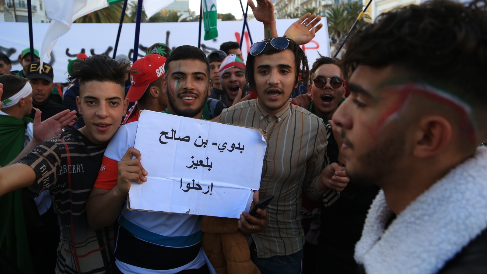 ‪المتظاهرون اعتبروا أن بن صالح أحد رموز نظام بوتفليقة (الأناضول)‬  المتظاهرون اعتبروا أن بن صالح أحد رموز نظام بوتفليقة (الأناضول)