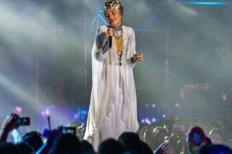 epa04356902 Malaysia pop artist Yunalis Zarai, known as Yuna, performs during her concert at the MTV World Stage Malaysia 2014 held in Petaling Jaya, near Kuala Lumpur, Malaysia, 16 August 2014. EPA/AZHAR RAHIM